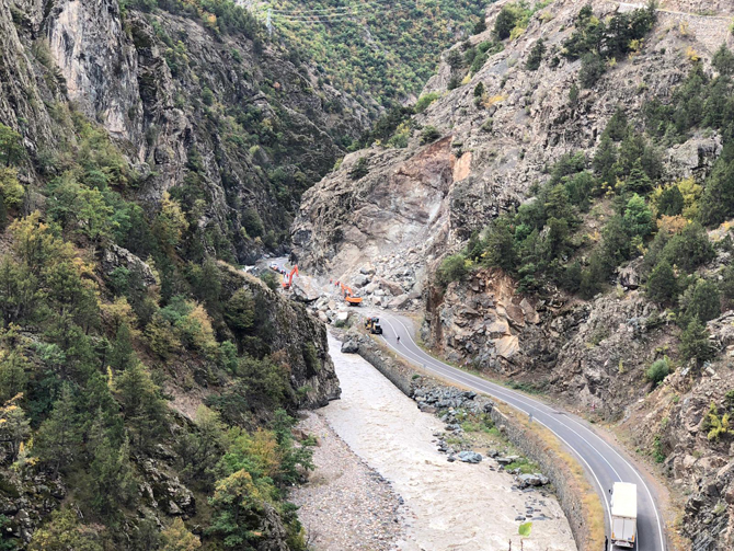 artvin-savsat-karayolu-heyelan-nedeniyle-ulasima-kapandi--1.jpg