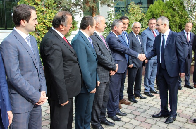 artvin-valiligi-gorevine-atanan-yilmaz-doruk-gorevine-basladi-(1).jpg