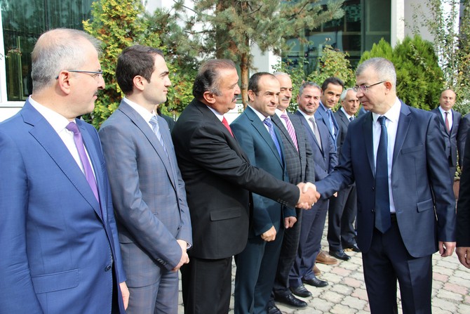 artvin-valiligi-gorevine-atanan-yilmaz-doruk-gorevine-basladi-(2).jpg