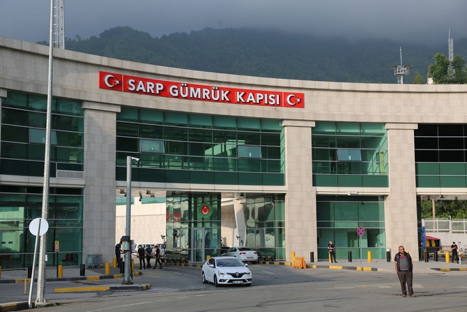 artvin-valisi-doruk-sarp-sinir-kapisinda-incelemelerde-bulundu-(10).jpg