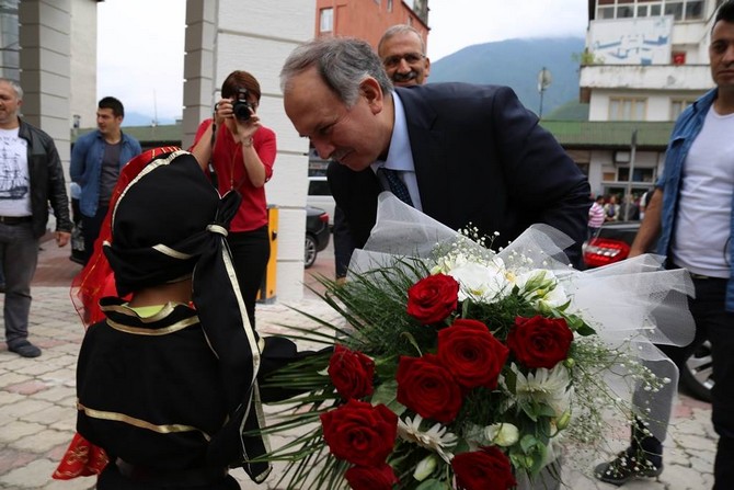 artvin-valisi-omer-doganay-gorevine-basladi-(2).jpg