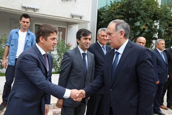 artvin-valisi-omer-doganay-gorevine-basladi-(5).jpg