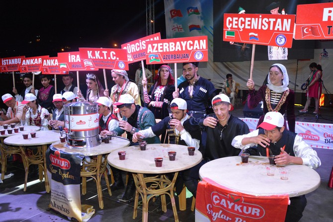 artvin-ve-rizenin-ilcelerinde-8incisi-duzenlenen-uluslararasi-tulum-ve-muzik-festivali-kapsaminda-en-hizli-cay-icme-yarismasi-gerceklestirildi-(1).jpg