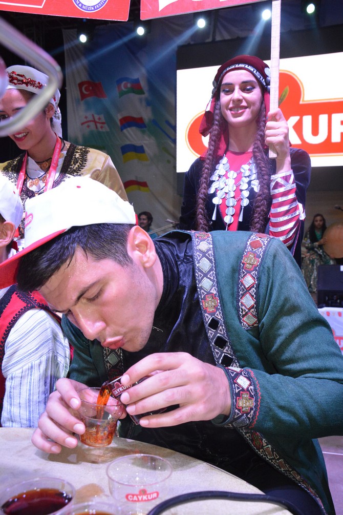 artvin-ve-rizenin-ilcelerinde-8incisi-duzenlenen-uluslararasi-tulum-ve-muzik-festivali-kapsaminda-en-hizli-cay-icme-yarismasi-gerceklestirildi-(3).jpg