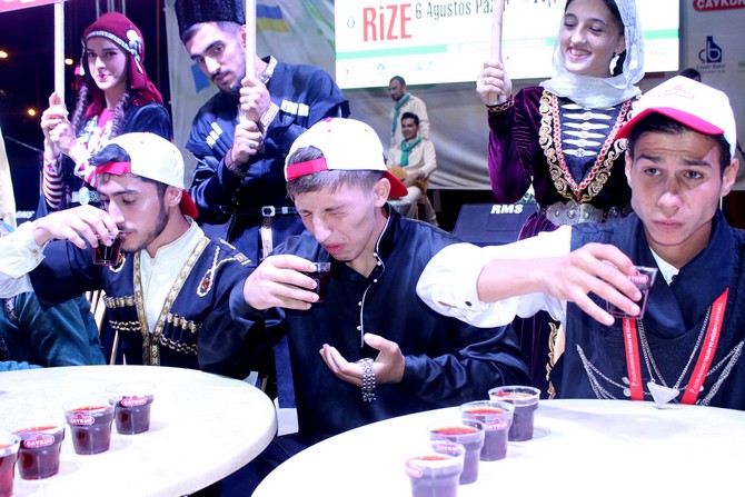 artvin-ve-rizenin-ilcelerinde-8incisi-duzenlenen-uluslararasi-tulum-ve-muzik-festivali-kapsaminda-en-hizli-cay-icme-yarismasi-gerceklestirildi-(4).jpg