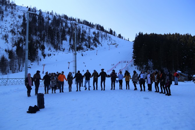 artvinde-2-bin-rakimli-mersivan-dagindaki-atabari-kayak-merkezinde-organize-edilen-hamsi-senligi-renkli-goruntulere-sahne-oldu-10.jpg