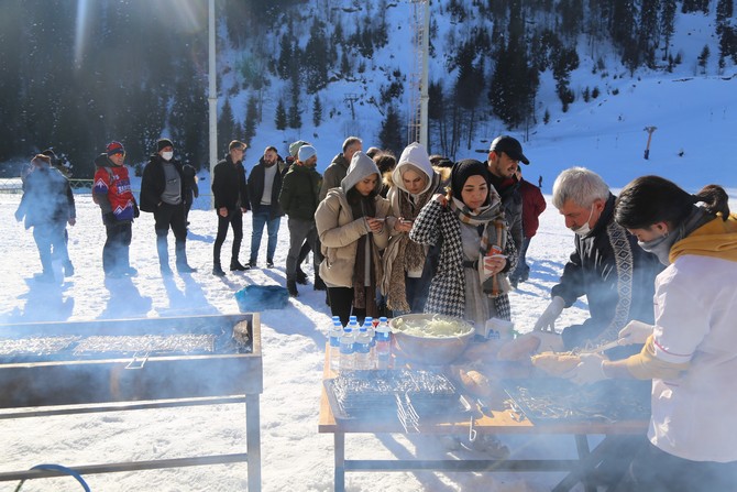 artvinde-2-bin-rakimli-mersivan-dagindaki-atabari-kayak-merkezinde-organize-edilen-hamsi-senligi-renkli-goruntulere-sahne-oldu-3-001.jpg