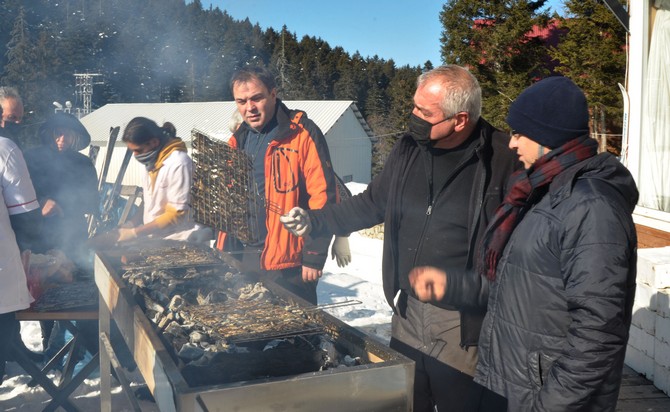 artvinde-2-bin-rakimli-mersivan-dagindaki-atabari-kayak-merkezinde-organize-edilen-hamsi-senligi-renkli-goruntulere-sahne-oldu-4-002.jpg