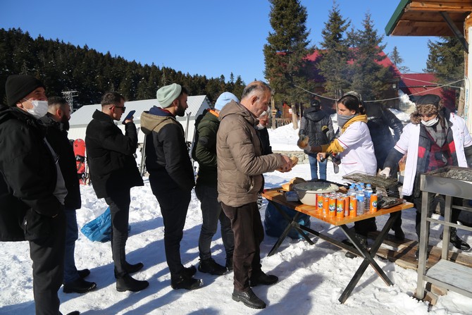 artvinde-2-bin-rakimli-mersivan-dagindaki-atabari-kayak-merkezinde-organize-edilen-hamsi-senligi-renkli-goruntulere-sahne-oldu-4-003.jpg