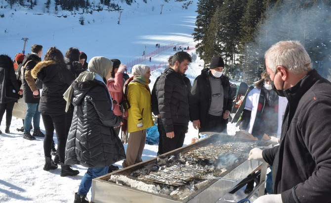 artvinde-2-bin-rakimli-mersivan-dagindaki-atabari-kayak-merkezinde-organize-edilen-hamsi-senligi-renkli-goruntulere-sahne-oldu-6-001.jpg