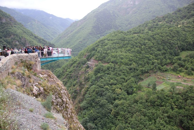 artvinde-220-metre-yukseklikteki-seyir-terasinda-nikah-(10).jpg