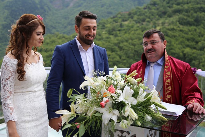 artvinde-220-metre-yukseklikteki-seyir-terasinda-nikah-(2).jpg