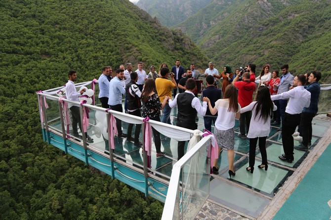 artvinde-220-metre-yukseklikteki-seyir-terasinda-nikah-(4).jpg