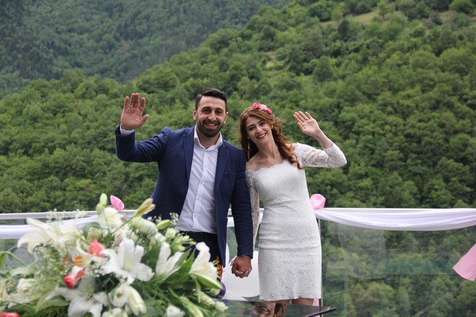 artvinde-220-metre-yukseklikteki-seyir-terasinda-nikah-(5).jpg