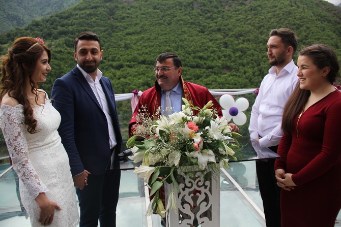 artvinde-220-metre-yukseklikteki-seyir-terasinda-nikah-(6).jpg