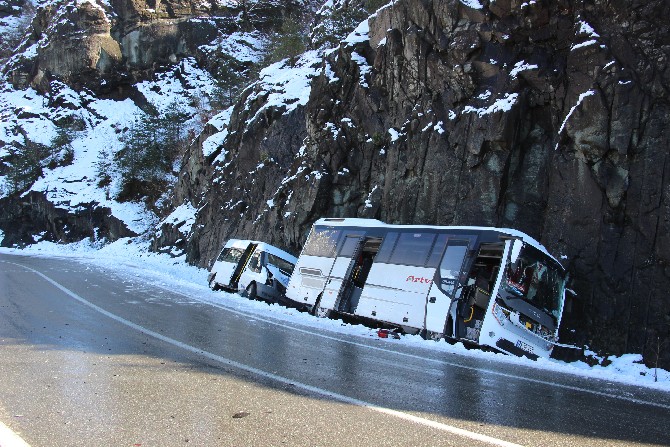 artvinde-buzlanma-nedeniyle-iki-aracin-yoldan-ciktigi-kazada-4-kisi-yaralandi-(3).jpg