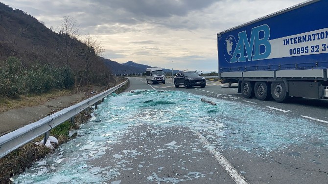 artvinde-cam-yuklu-kamyon-kaza-yapti-karayolunda-trafik-aksadi-6.jpg