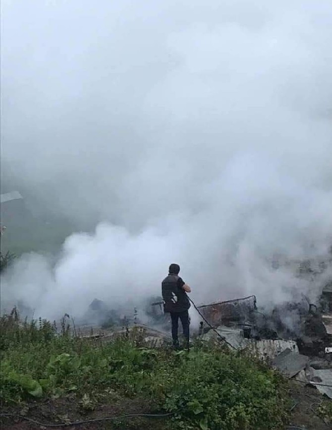 artvinde-cikan-yanginda-bir-kisi-hayatini-kaybetti-3.jpg
