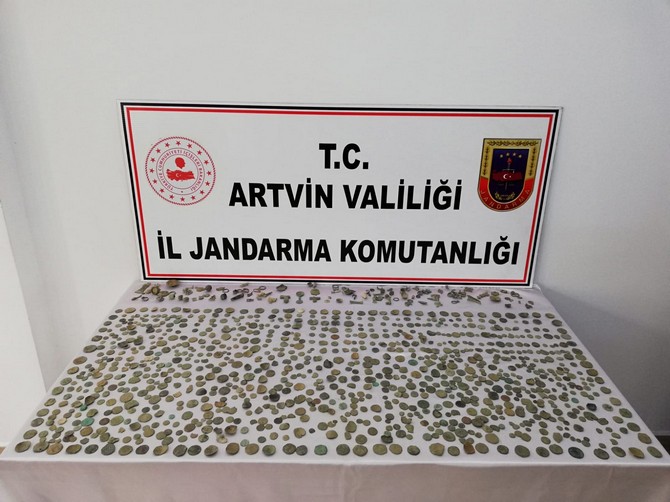 artvinde-durdurulan-kargo-aracinda-makarna-kolisine-gizlenmis-996-sikke-ile-117-obje-ele-gecirildi.jpg
