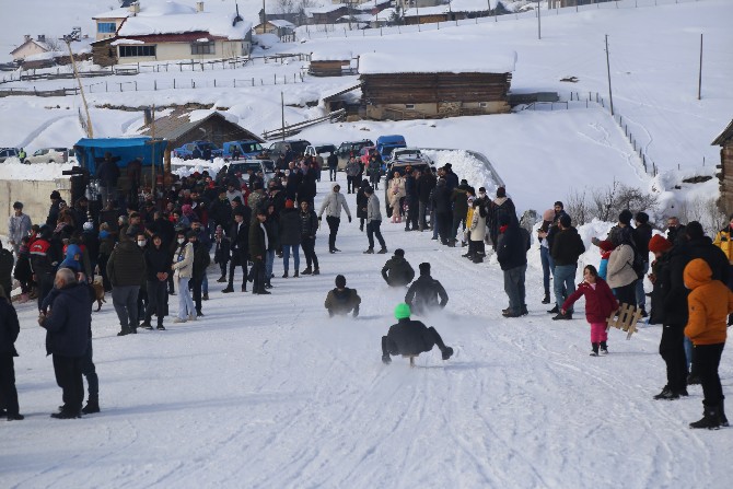 artvinde-duzenlenen-kar-festivalinde-200-yillik-tahta-kizak-yarismalari-renkli-goruntulere-sahne-oldu-kar-ustunde-oynanan-horonun-muhtesem-uyumu-ise-havadan-goruntulendi-11.jpg