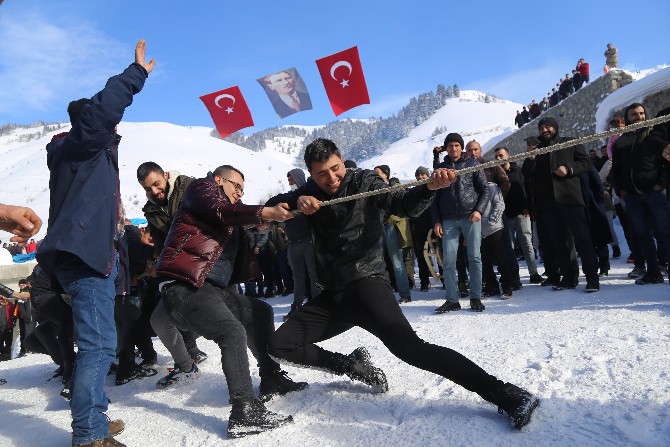 artvinde-duzenlenen-kar-festivalinde-200-yillik-tahta-kizak-yarismalari-renkli-goruntulere-sahne-oldu-kar-ustunde-oynanan-horonun-muhtesem-uyumu-ise-havadan-goruntulendi-12.jpg