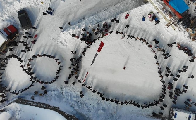 artvinde-duzenlenen-kar-festivalinde-200-yillik-tahta-kizak-yarismalari-renkli-goruntulere-sahne-oldu-kar-ustunde-oynanan-horonun-muhtesem-uyumu-ise-havadan-goruntulendi-14.jpg