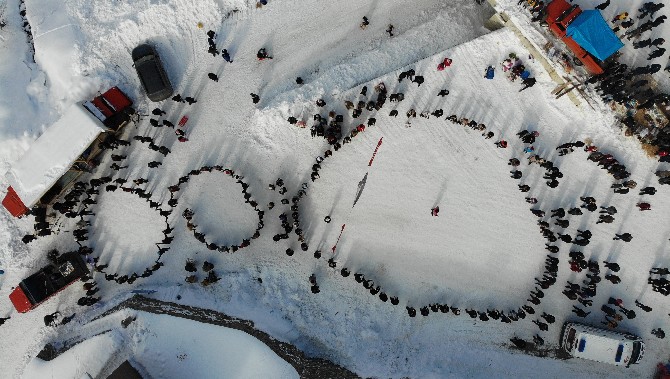artvinde-duzenlenen-kar-festivalinde-200-yillik-tahta-kizak-yarismalari-renkli-goruntulere-sahne-oldu-kar-ustunde-oynanan-horonun-muhtesem-uyumu-ise-havadan-goruntulendi-4.jpg