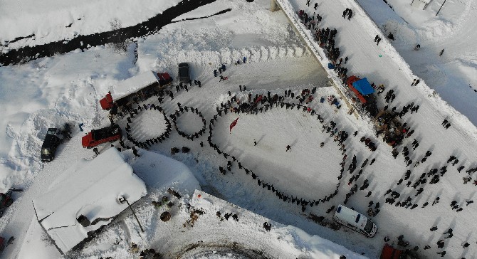 artvinde-duzenlenen-kar-festivalinde-200-yillik-tahta-kizak-yarismalari-renkli-goruntulere-sahne-oldu-kar-ustunde-oynanan-horonun-muhtesem-uyumu-ise-havadan-goruntulendi-5.jpg