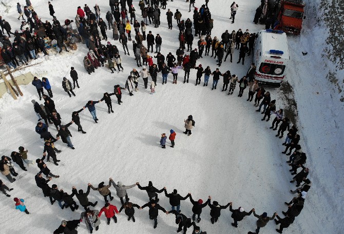 artvinde-duzenlenen-kar-festivalinde-200-yillik-tahta-kizak-yarismalari-renkli-goruntulere-sahne-oldu-kar-ustunde-oynanan-horonun-muhtesem-uyumu-ise-havadan-goruntulendi-6.jpg