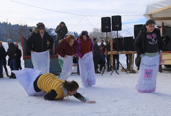 artvinde-duzenlenen-kar-festivalinde-200-yillik-tahta-kizak-yarismalari-renkli-goruntulere-sahne-oldu-kar-ustunde-oynanan-horonun-muhtesem-uyumu-ise-havadan-goruntulendi-7.jpg