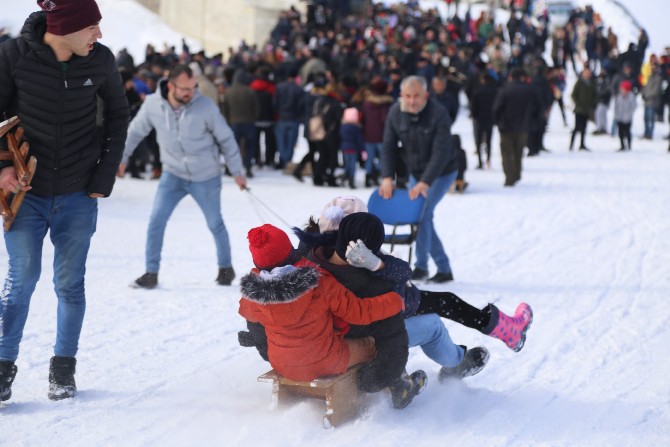 artvinde-duzenlenen-kar-festivalinde-200-yillik-tahta-kizak-yarismalari-renkli-goruntulere-sahne-oldu-kar-ustunde-oynanan-horonun-muhtesem-uyumu-ise-havadan-goruntulendi-9.jpg