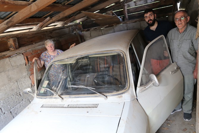 artvinde-esinin-hatirasi-otomobili-36-yil-garajda-sakli-tutan-kadin-yol-calismasinda-da-otomobilin-garajdan-cikmasina-izin-vermedi-yol-seviye-7.jpg