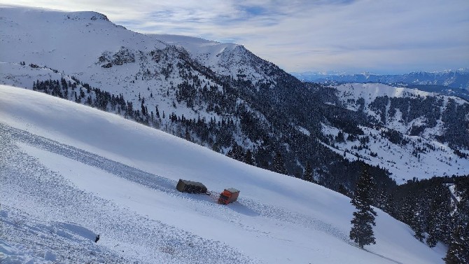 artvinde-kar-ve-tipi-nedeniyle-iki-tir-yoldan-cikarak-ucuruma-suruklendi-2.jpg