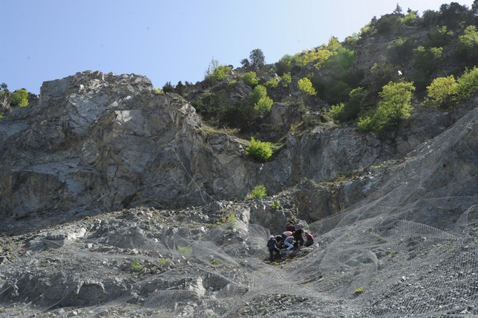 artvinde-kaya-temizligi-yapan-dagcilar-dustu-1-olu,-4-yarali-(1).jpg
