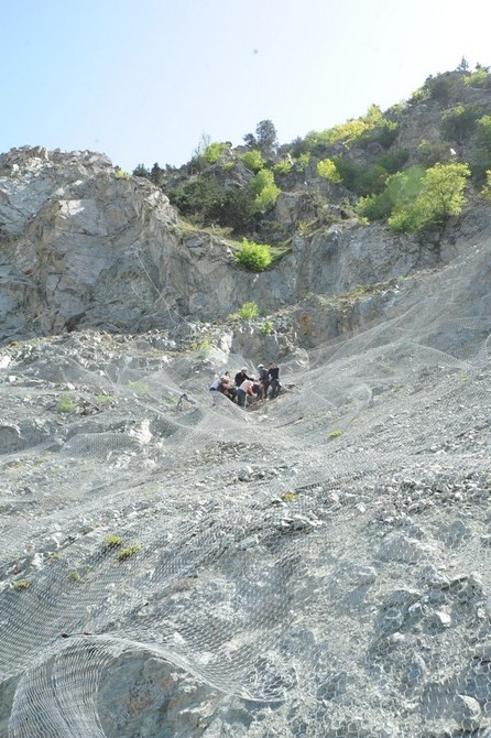 artvinde-kaya-temizligi-yapan-dagcilar-dustu-1-olu,-4-yarali-(6).jpg
