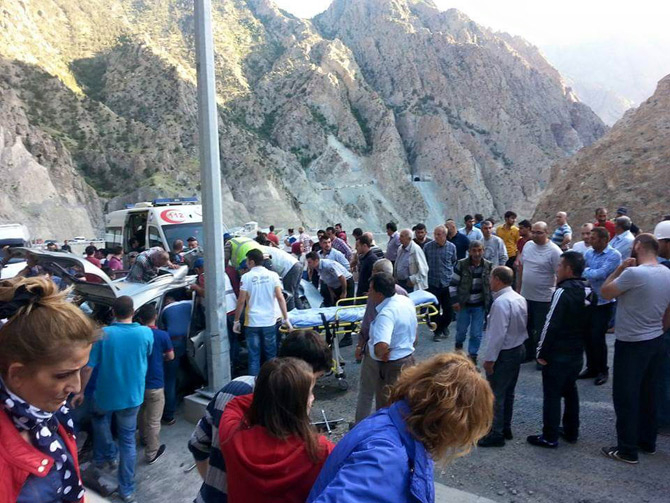 artvinde-kaza-1-olu,-5-yarali-2.jpg artvinde-kaza-1-olu,-5-yarali-2.jpg