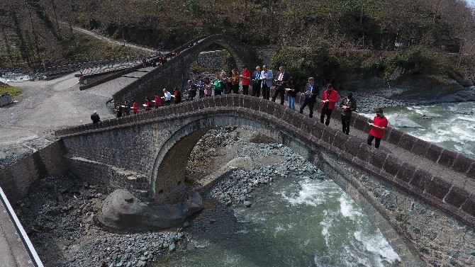 artvinde-kitap-okuma-aliskanligina-dikkat-cekmek-amacli-arhavi-ilcesindeki-osmanli-donemine-ait-tarihi-cifte-kemer-koprulerde-kitap-okuma-etkinligi-duzenlendi-1.jpg
