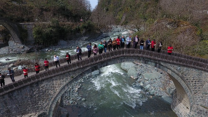 artvinde-kitap-okuma-aliskanligina-dikkat-cekmek-amacli-arhavi-ilcesindeki-osmanli-donemine-ait-tarihi-cifte-kemer-koprulerde-kitap-okuma-etkinligi-duzenlendi-2.jpg