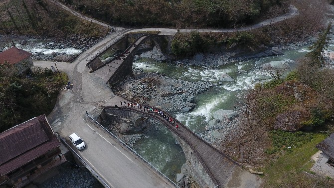 artvinde-kitap-okuma-aliskanligina-dikkat-cekmek-amacli-arhavi-ilcesindeki-osmanli-donemine-ait-tarihi-cifte-kemer-koprulerde-kitap-okuma-etkinligi-duzenlendi-4.jpg