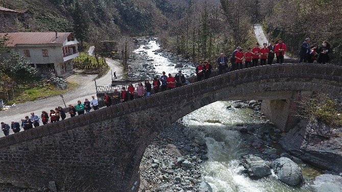artvinde-kitap-okuma-aliskanligina-dikkat-cekmek-amacli-arhavi-ilcesindeki-osmanli-donemine-ait-tarihi-cifte-kemer-koprulerde-kitap-okuma-etkinligi-duzenlendi-8.jpg