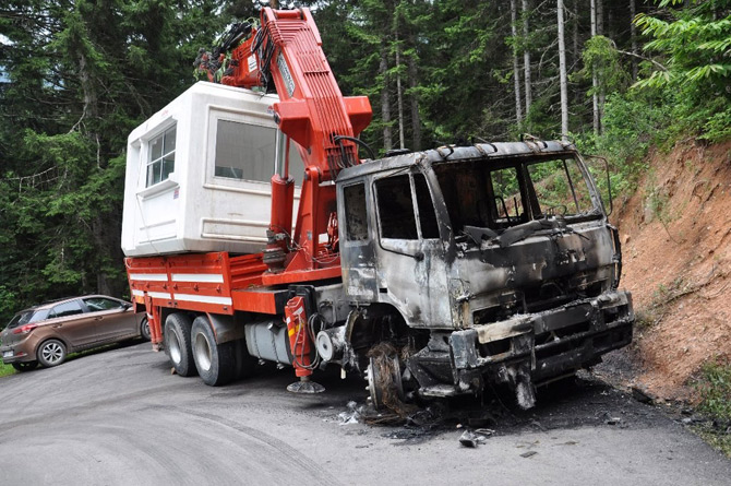 artvinde-maden-sahasina-konteyner-gotururken-yolda-arizalanan-kamyon-yakildi1.jpg artvinde-maden-sahasina-konteyner-gotururken-yolda-arizalanan-kamyon-yakildi1.jpg