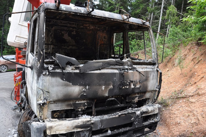 artvinde-maden-sahasina-konteyner-gotururken-yolda-arizalanan-kamyon-yakildi2.jpg artvinde-maden-sahasina-konteyner-gotururken-yolda-arizalanan-kamyon-yakildi2.jpg