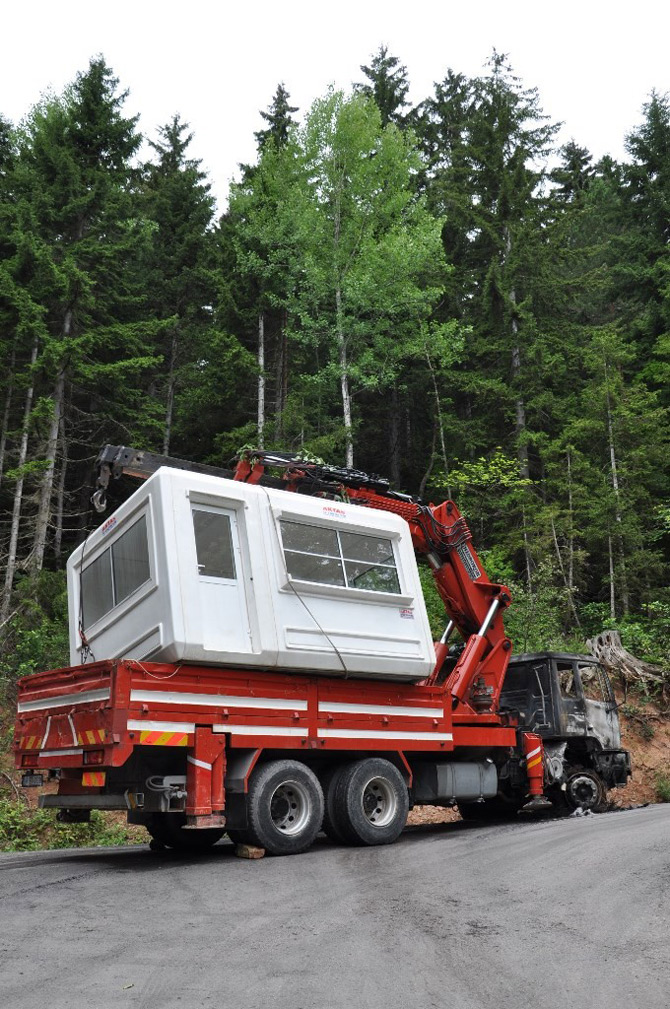 artvinde-maden-sahasina-konteyner-gotururken-yolda-arizalanan-kamyon-yakildi3.jpg artvinde-maden-sahasina-konteyner-gotururken-yolda-arizalanan-kamyon-yakildi3.jpg