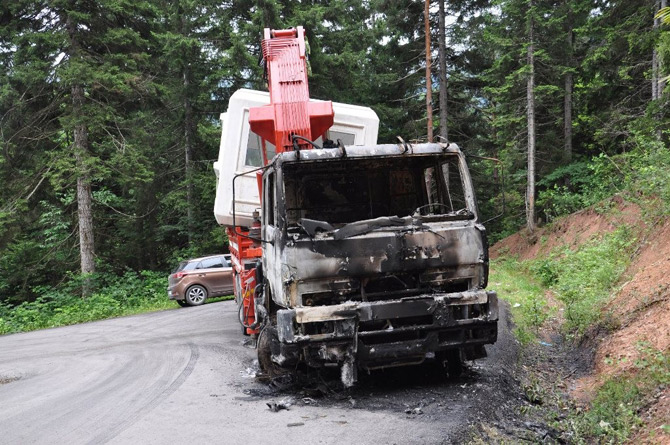 artvinde-maden-sahasina-konteyner-gotururken-yolda-arizalanan-kamyon-yakildi4.jpg artvinde-maden-sahasina-konteyner-gotururken-yolda-arizalanan-kamyon-yakildi4.jpg