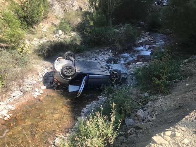 artvinde-otomobil-dereye-yuvarlandi-4-yarali-(1).jpg