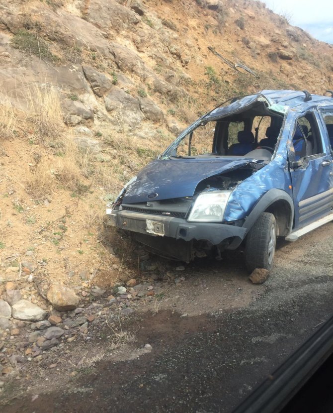 artvinde-otomobil-devrildi-1-olu,-2-yarali-(2).jpg