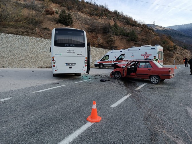 artvinde-otomobil-ile-otobusun-carpistigi-kazada-3-kisi-yaralandi-1.jpg