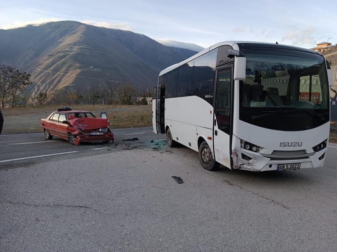 artvinde-otomobil-ile-otobusun-carpistigi-kazada-3-kisi-yaralandi-2.jpg