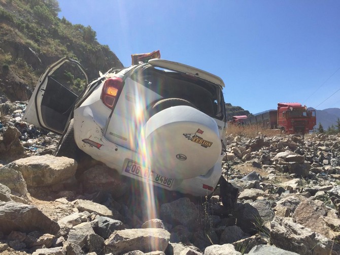 artvinde-otomobil-ucuruma-yuvarlandi-1-olu,-2-yarali-(7).jpg