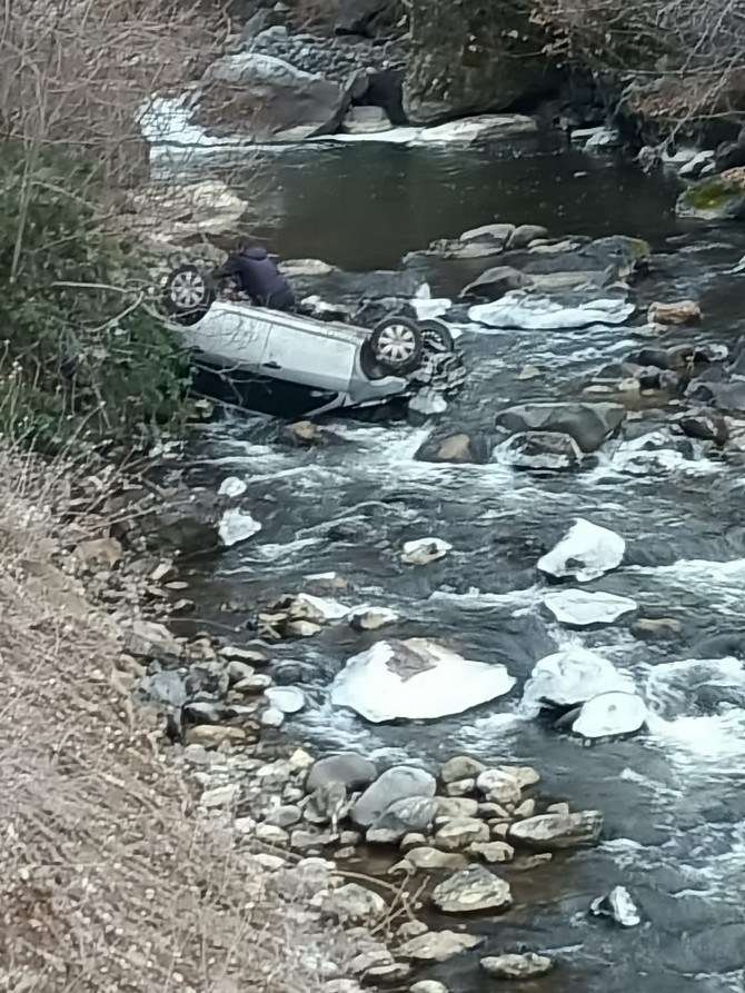 artvinde-otomobilin-dereye-yuvarlandigi-kazada-3-kisi-yaralandi-4.jpg